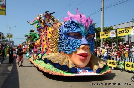 A float in the Batalla de Flores parade (photo from www.carnavaldebarranquilla.org)