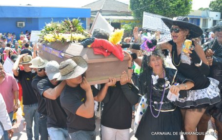 Joselito and some of his widows (photo from www.carnavaldebarranquilla.org)
